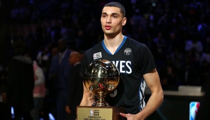 开云平台-黄蜂稳稳拿下独行侠，杜兰特在NBA季后赛接管比赛，当死神挥舞镰刀，篮球世界为之屏息